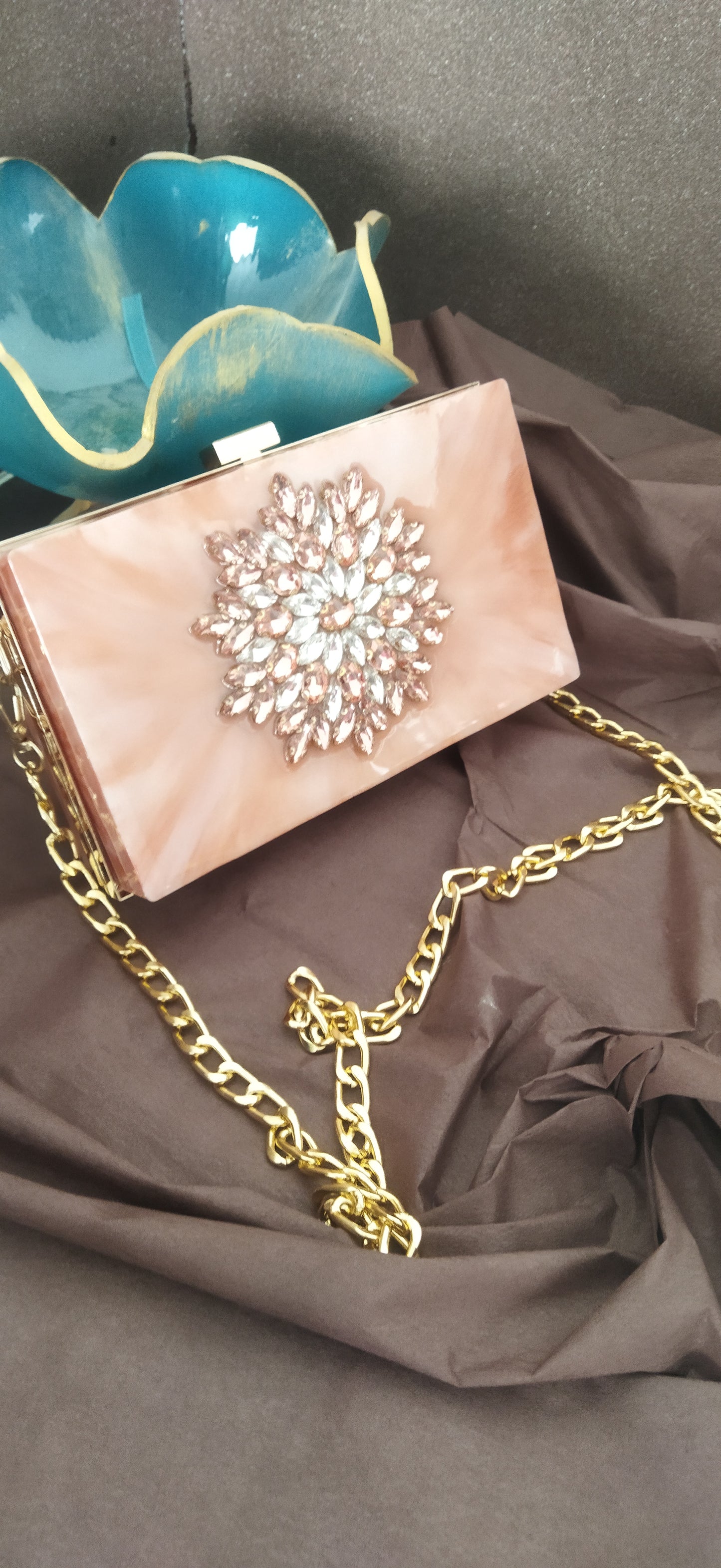 Swarovski taşlarla yapılmış somon renk debriyaj çanta