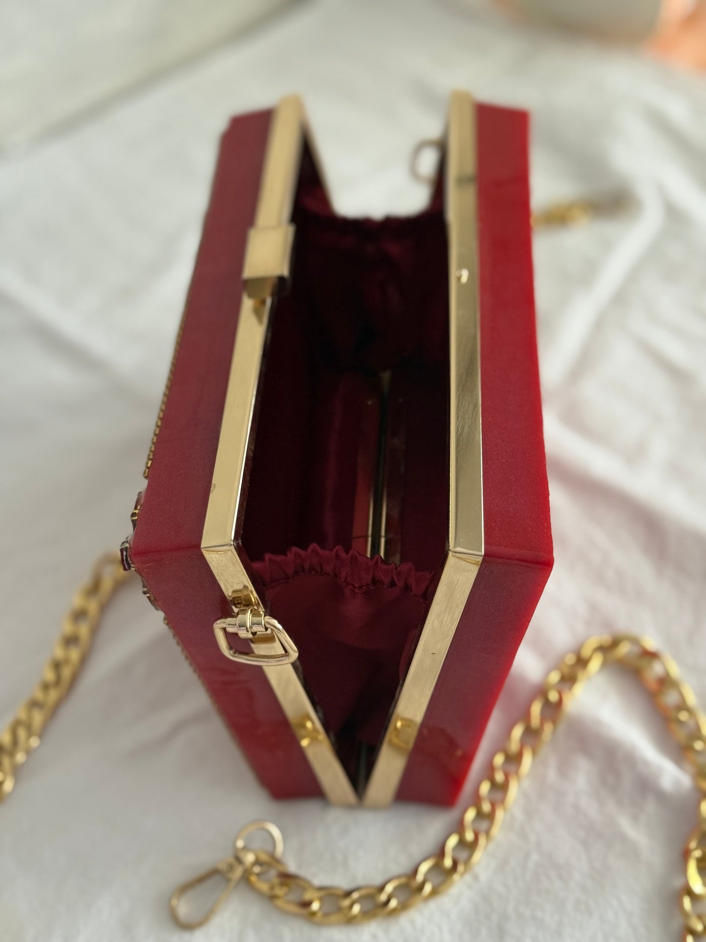 Swaraki taşlarla yapılmış debriyaj epoksi çanta