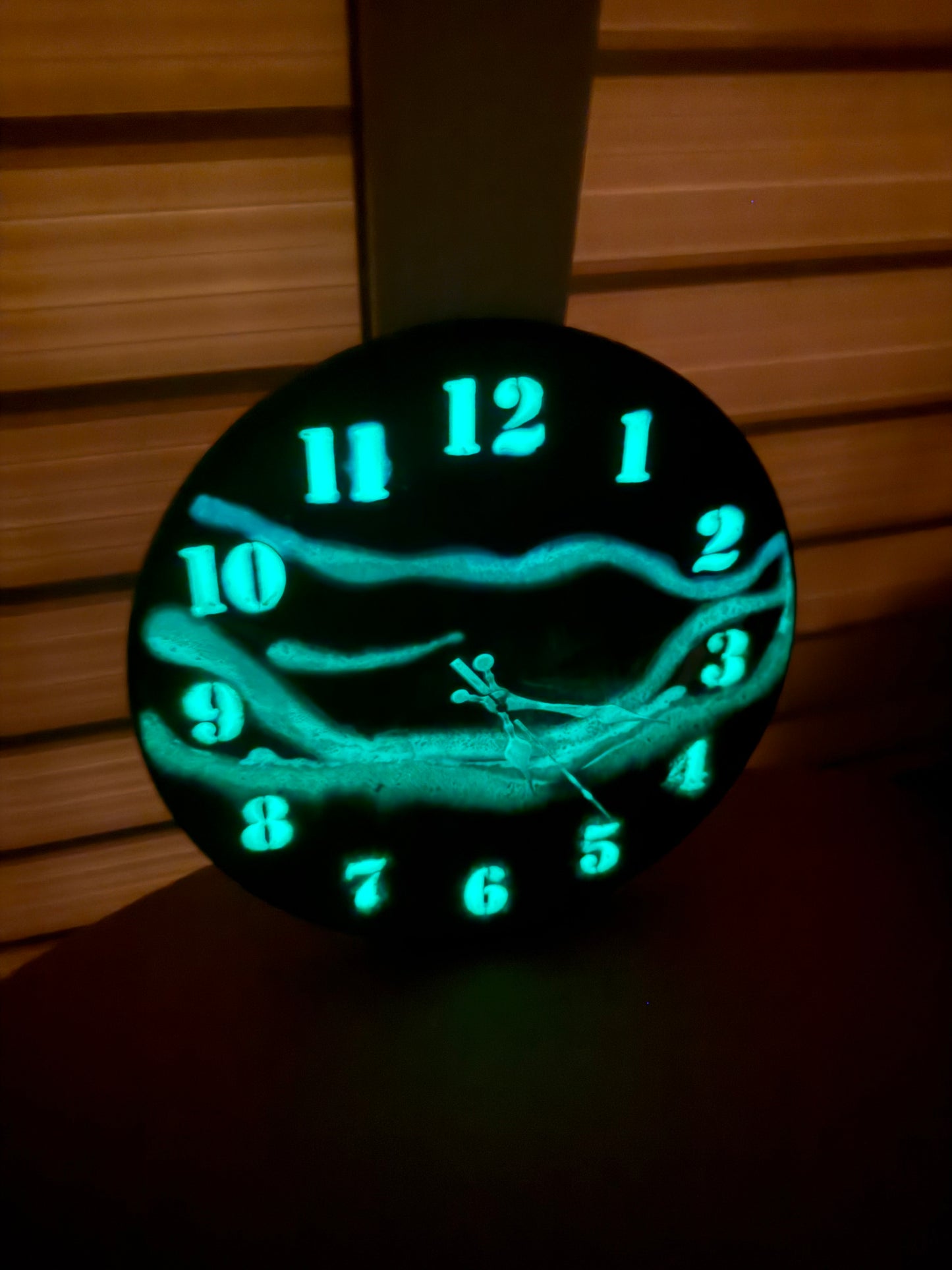 Karanlıkta parlayan saaat yeşil renkli