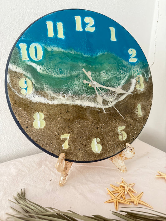 Karanlıkta parlayan saaat yeşil renkli