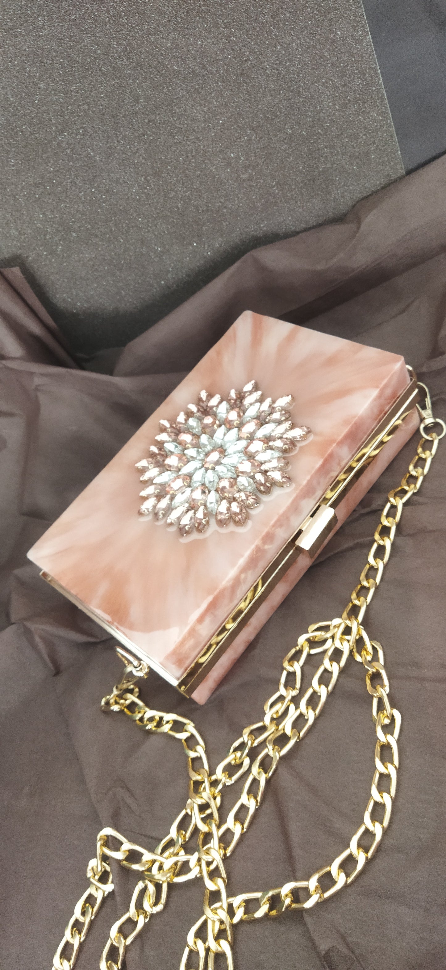 Swarovski taşlarla yapılmış somon renk debriyaj çanta