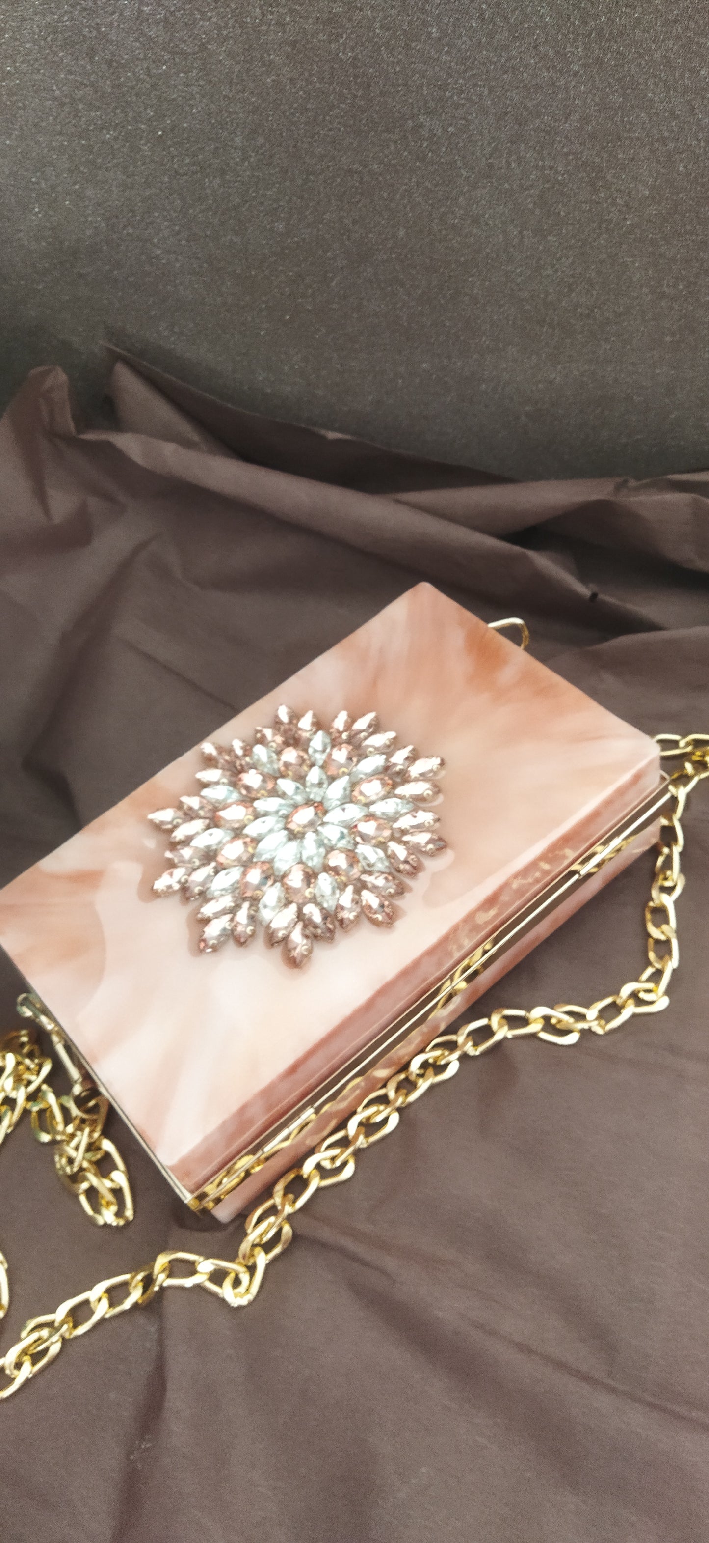 Swarovski taşlarla yapılmış somon renk debriyaj çanta