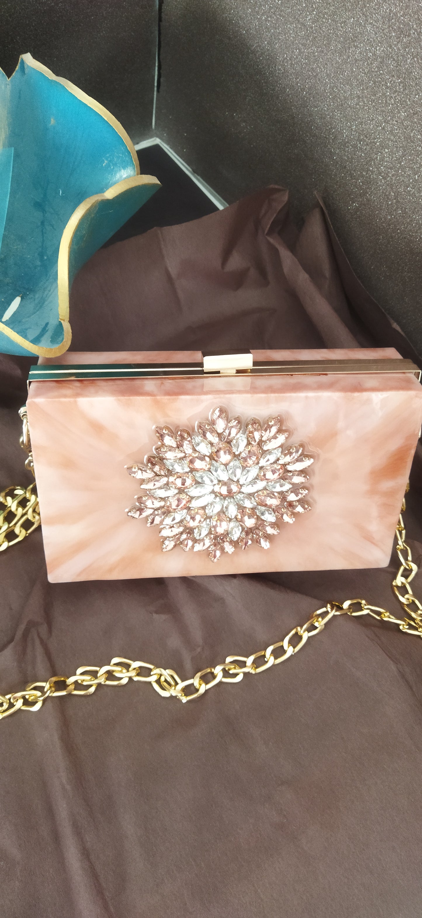 Swarovski taşlarla yapılmış somon renk debriyaj çanta