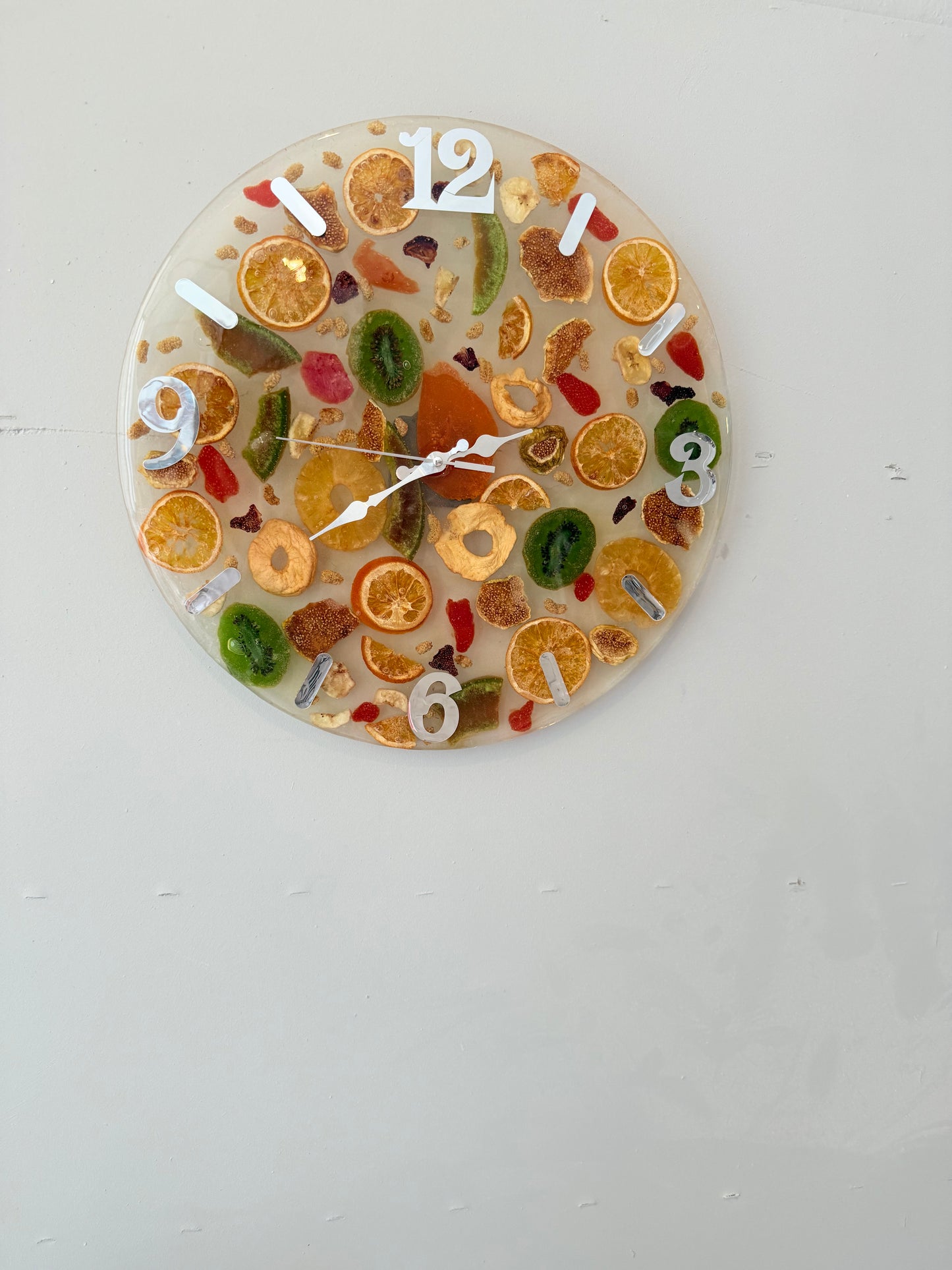 Kuru meyveli duvar saati