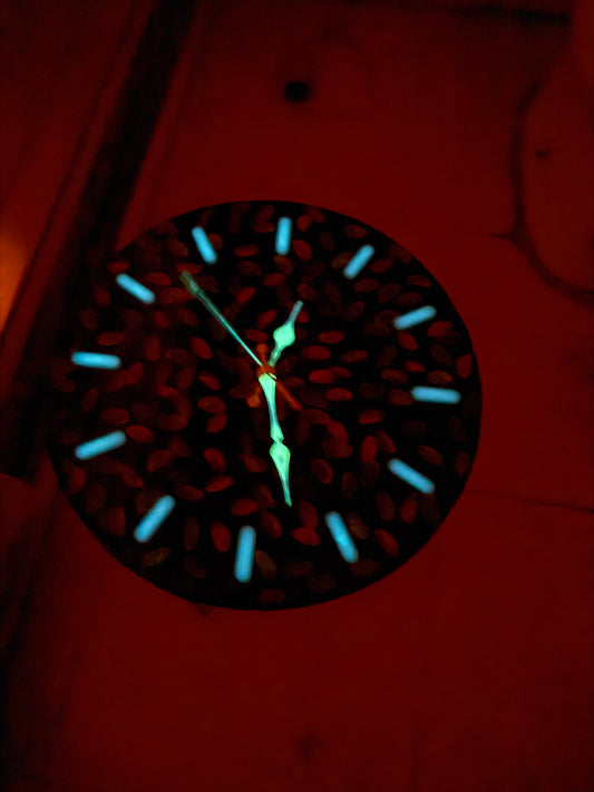 Duvar saati (karanlıkta )parlayan