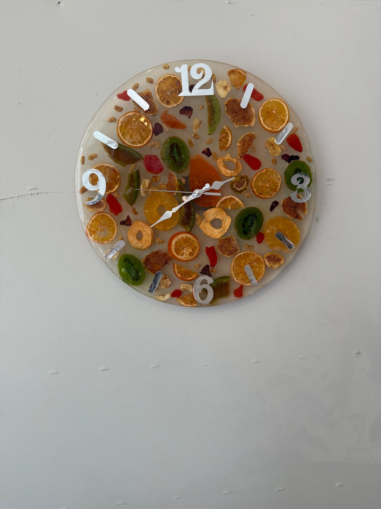 Kuru meyveli duvar saati