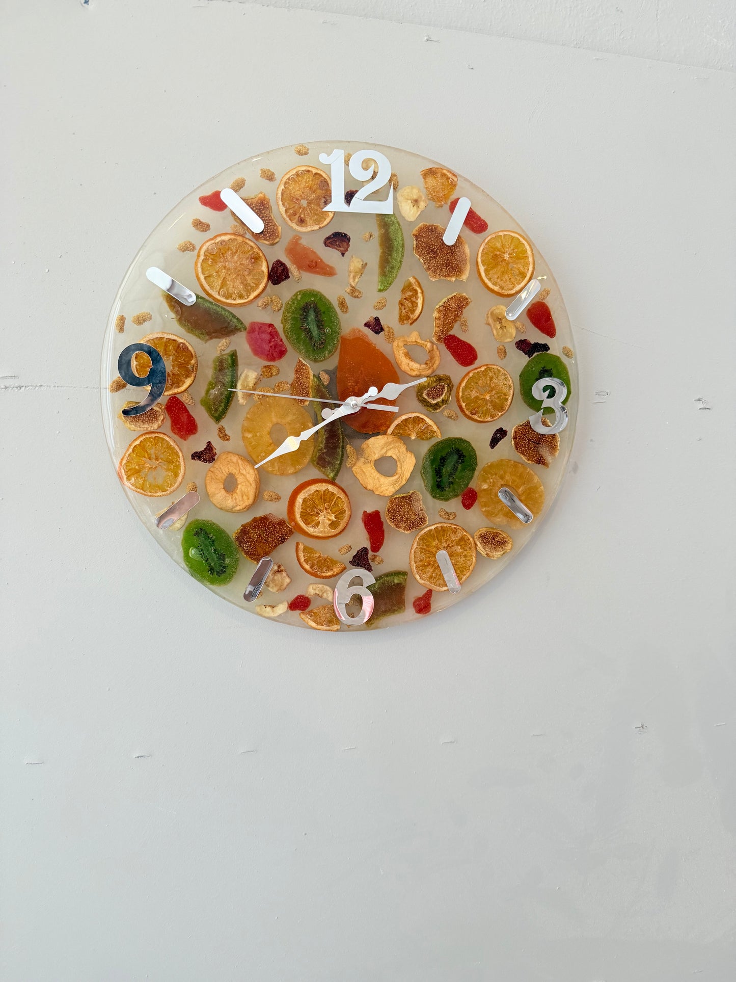 Kuru meyveli duvar saati