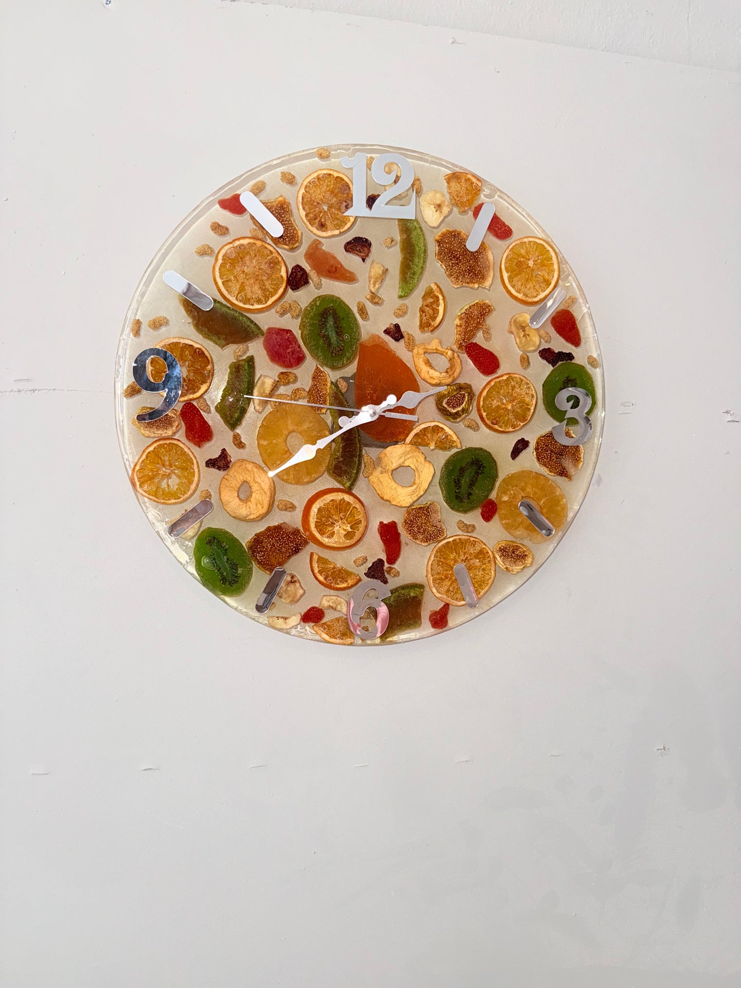 Kuru meyveli duvar saati