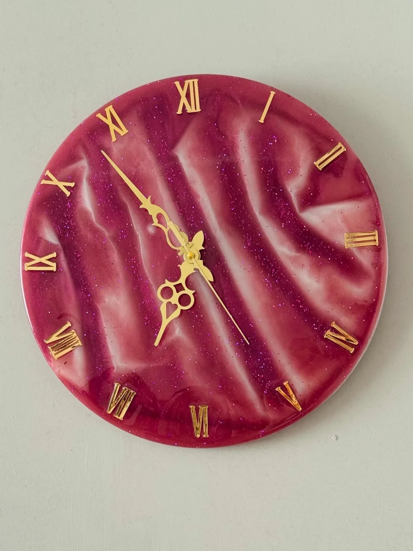 İpek dokulu duvar saati - HediyeEpoxyİpek dokulu duvar saatiHediyeEpoxyPembeİpek dokulu duvar saati - HediyeEpoxy