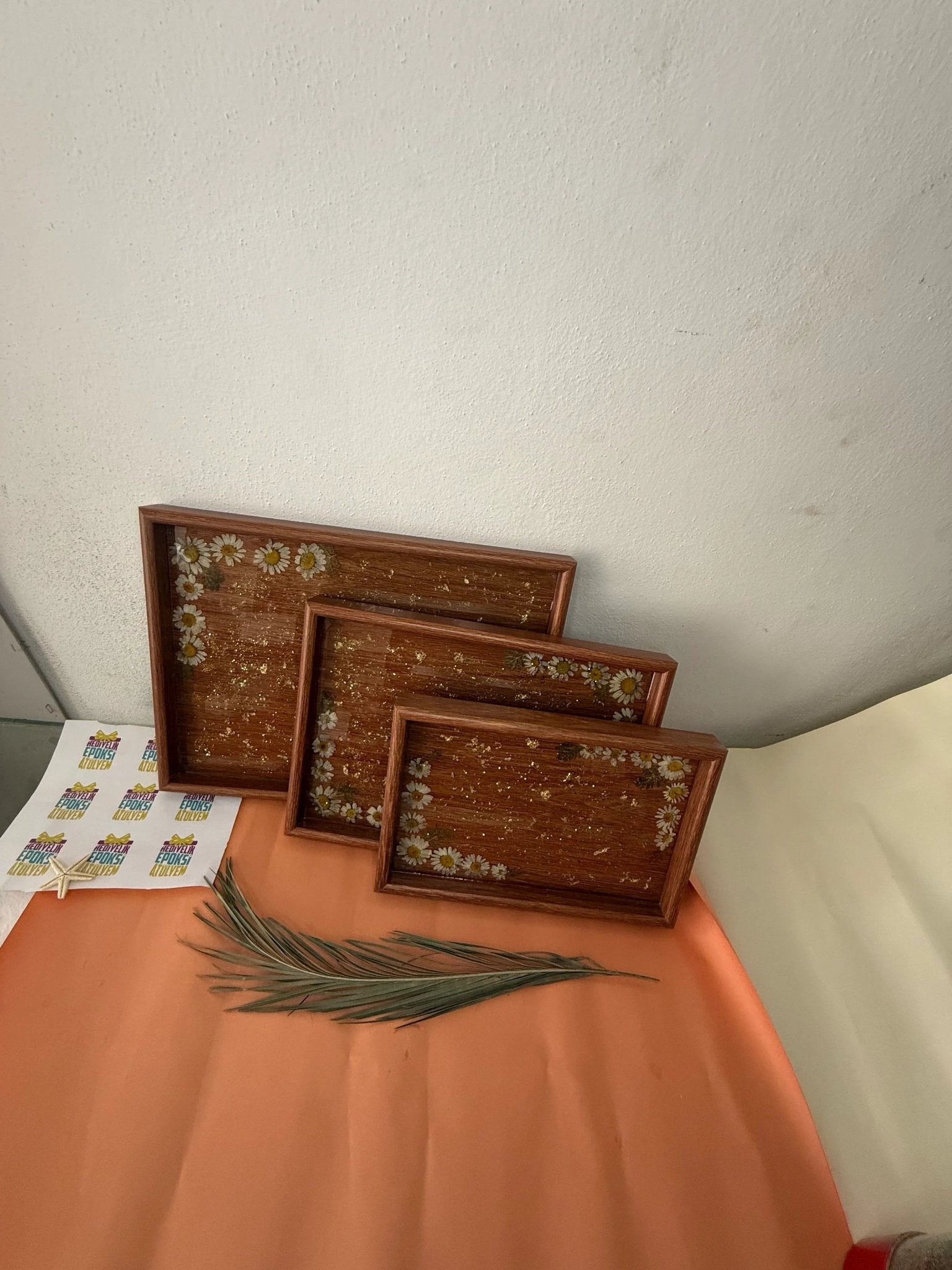 Papatyalı epoksi tepsi - HediyeEpoxyPapatyalı epoksi tepsiHediyeEpoxyPapatyalı epoksi tepsi - HediyeEpoxy