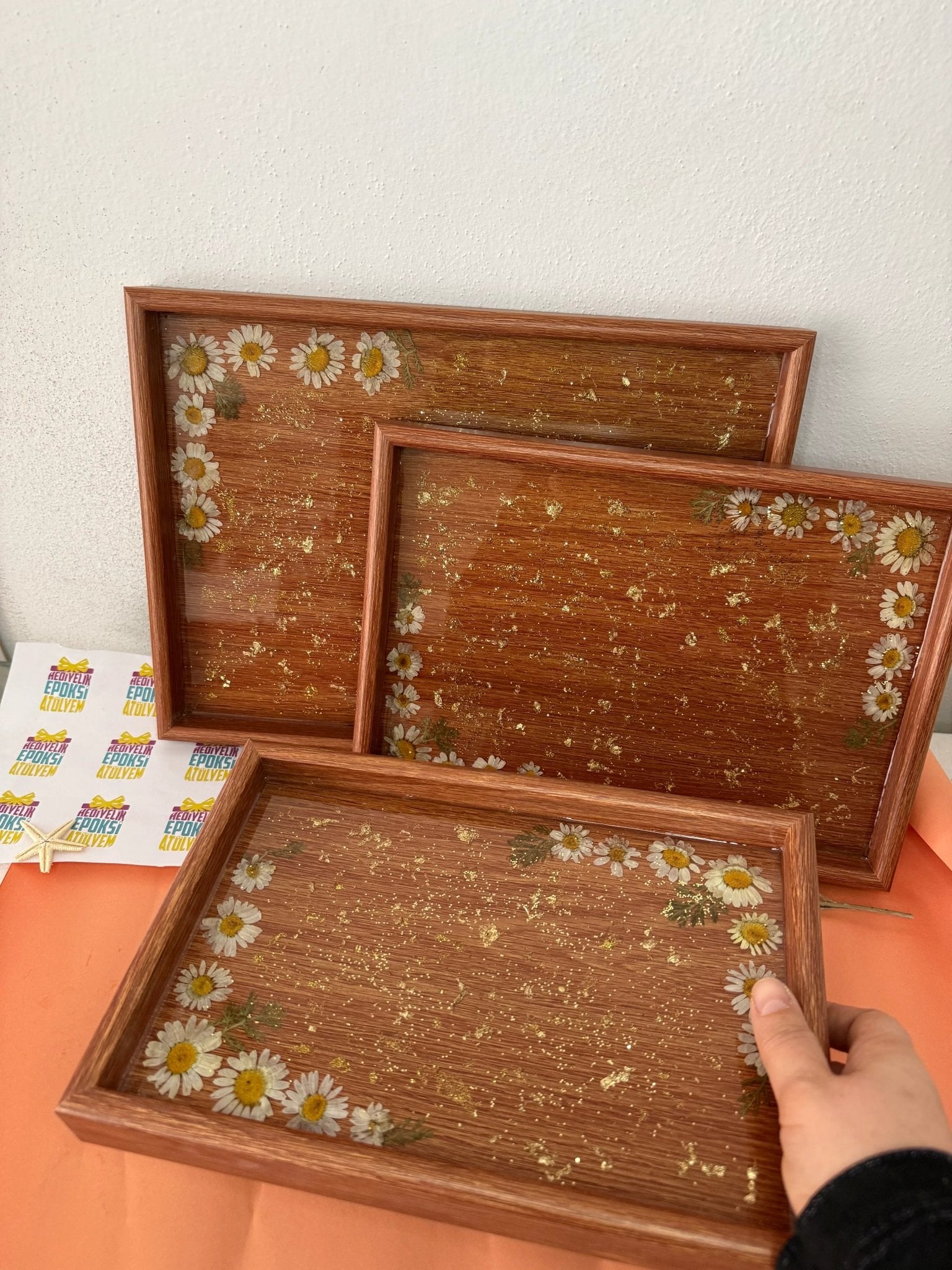 Papatyalı epoksi tepsi - HediyeEpoxyPapatyalı epoksi tepsiHediyeEpoxyPapatyalı epoksi tepsi - HediyeEpoxy