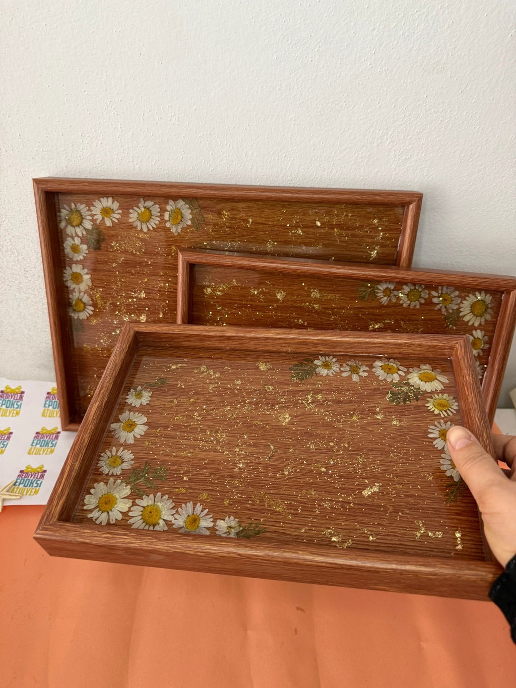 Papatyalı epoksi tepsi - HediyeEpoxyPapatyalı epoksi tepsiHediyeEpoxyPapatyalı epoksi tepsi - HediyeEpoxy