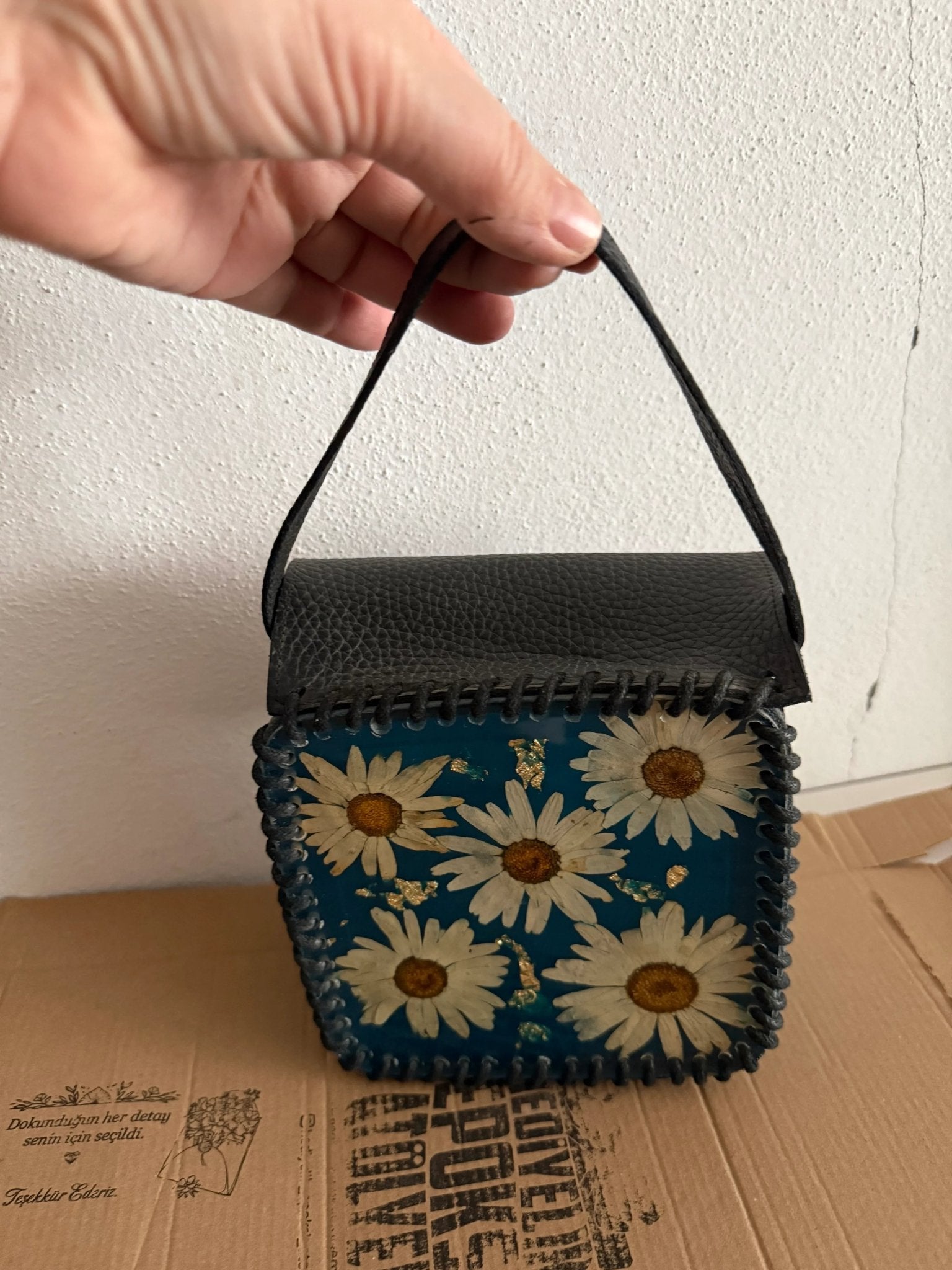 Papatyalı hakiki deri Epoksi çanta - HediyeEpoxyPapatyalı hakiki deri Epoksi çantaHediyeEpoxyPapatyalı hakiki deri Epoksi çanta - HediyeEpoxy