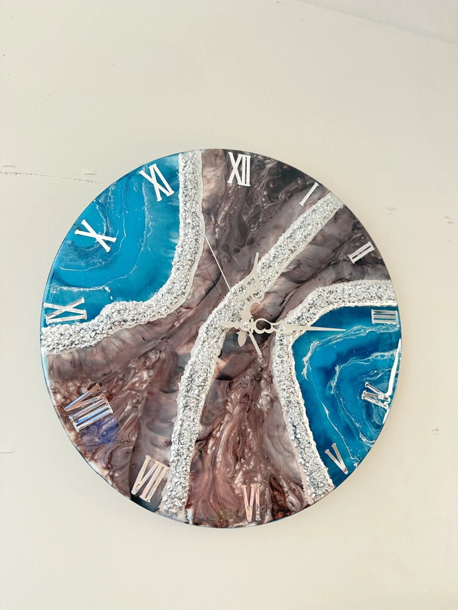 Silver duvar saati - HediyeEpoxySilver duvar saatiHediyeEpoxySilver duvar saati - HediyeEpoxy