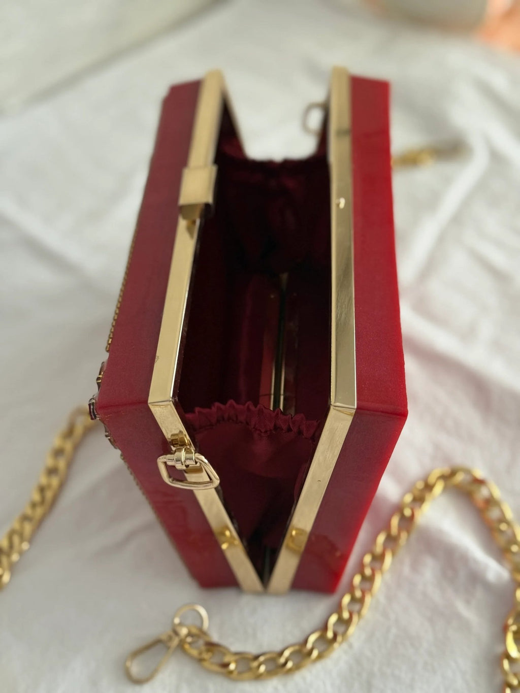 Swaraki taşlarla yapılmış debriyaj epoksi çanta - HediyeEpoxySwaraki taşlarla yapılmış debriyaj epoksi çantaHediyeEpoxySwaraki taşlarla yapılmış debriyaj epoksi çanta - HediyeEpoxy