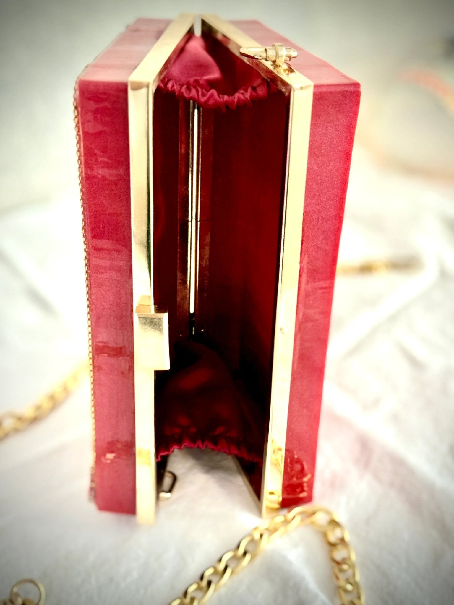 Swaraki taşlarla yapılmış debriyaj epoksi çanta - HediyeEpoxySwaraki taşlarla yapılmış debriyaj epoksi çantaHediyeEpoxySwaraki taşlarla yapılmış debriyaj epoksi çanta - HediyeEpoxy