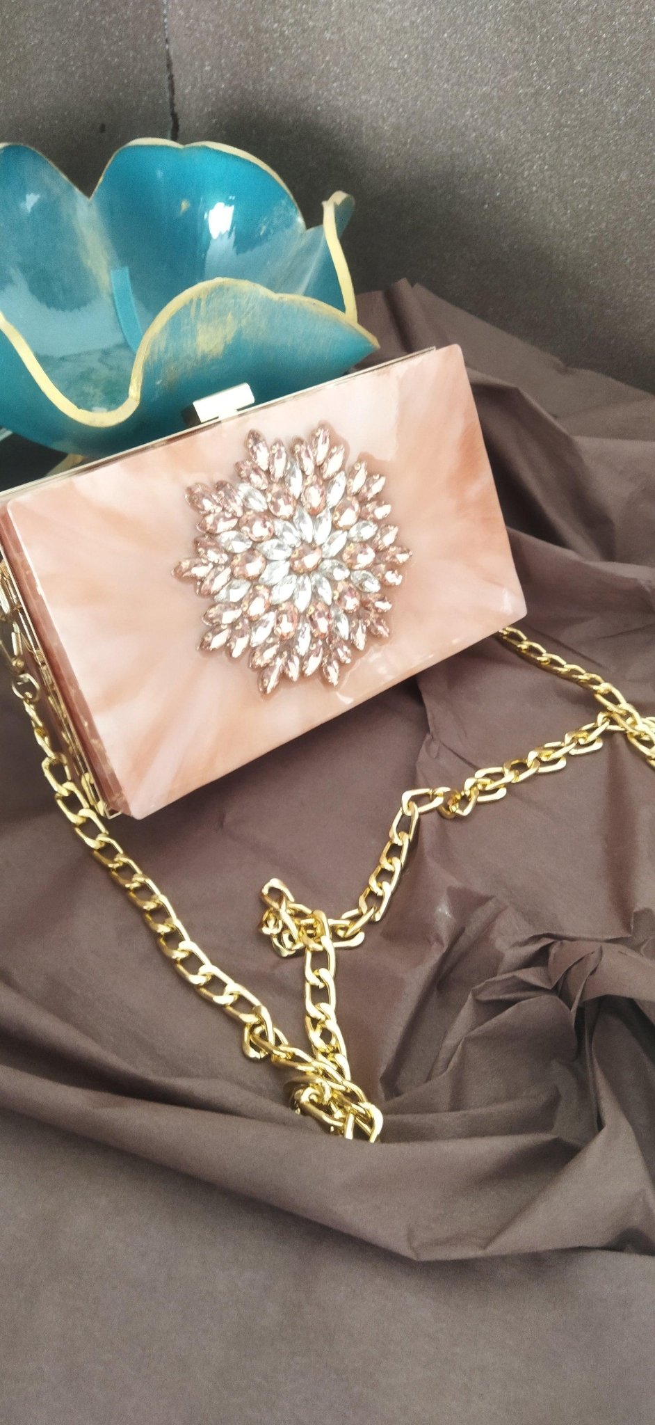 Swarovski taşlarla yapılmış somon renk debriyaj çanta - HediyeEpoxySwarovski taşlarla yapılmış somon renk debriyaj çantaHediyeEpoxySwarovski taşlarla yapılmış somon renk debriyaj çanta - HediyeEpoxy