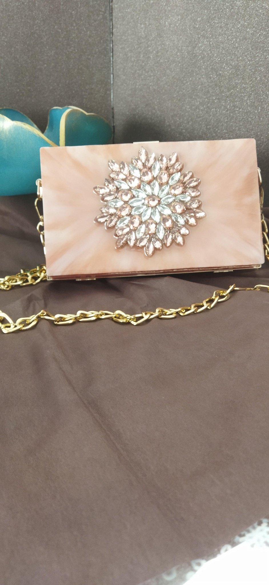 Swarovski taşlarla yapılmış somon renk debriyaj çanta - HediyeEpoxySwarovski taşlarla yapılmış somon renk debriyaj çantaHediyeEpoxySwarovski taşlarla yapılmış somon renk debriyaj çanta - HediyeEpoxy