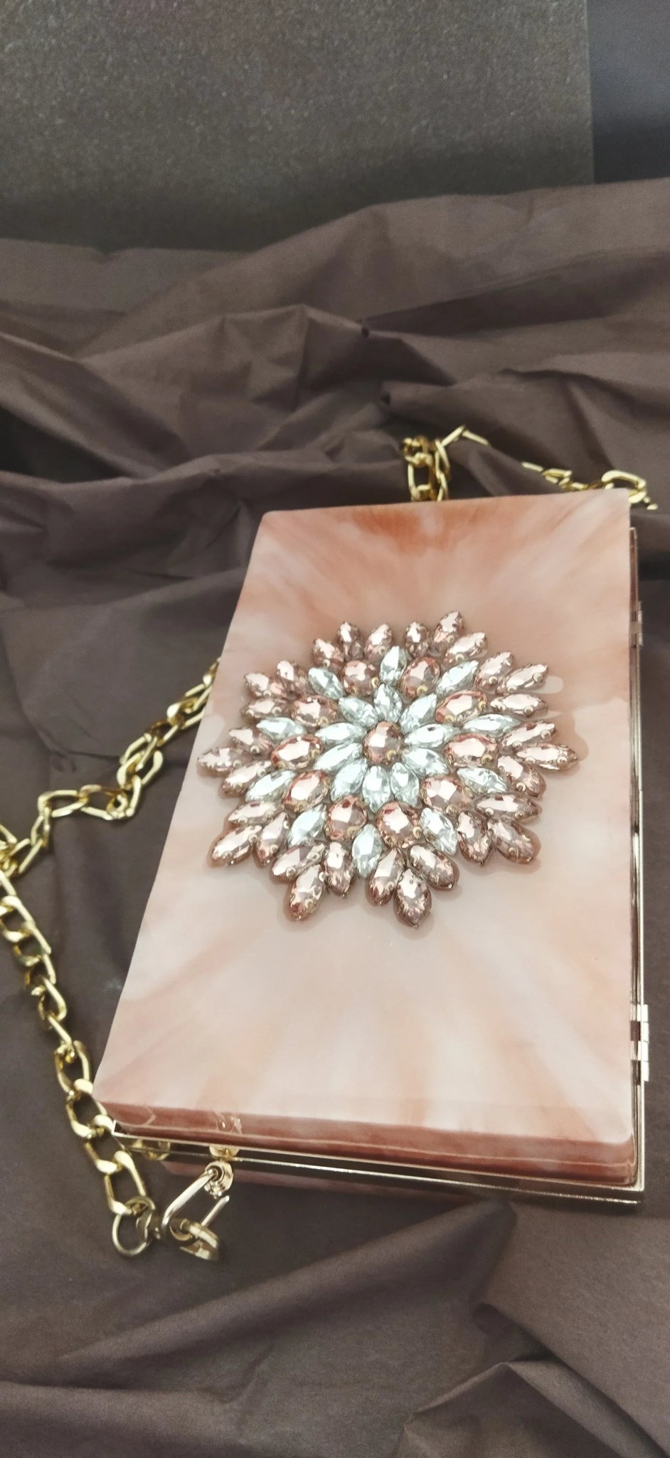 Swarovski taşlarla yapılmış somon renk debriyaj çanta - HediyeEpoxySwarovski taşlarla yapılmış somon renk debriyaj çantaHediyeEpoxySwarovski taşlarla yapılmış somon renk debriyaj çanta - HediyeEpoxy